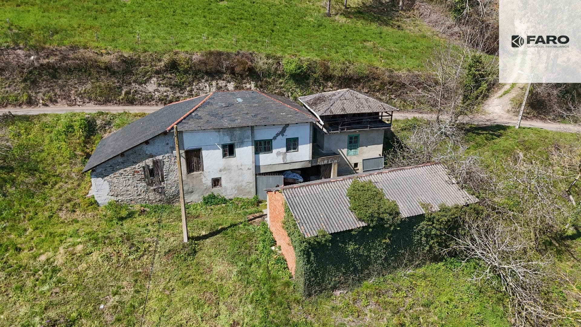 House with 4,400 m² of land in Valle de Paredes (Valdés) – a great renovation opportunity (Ref 00109) · photo 1
